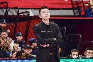 媒体人：辽宁男篮总经理刘子庆和主教练杨鸣在现场观看NBA夏联