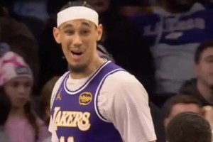 网页版登录入口-湖人明日伤情：海斯大概率出战，詹姆斯与克勒贝尔出战成疑|公牛|背部|勒布朗·詹姆斯|贾克森-海斯|马克西·克勒贝尔_新浪体育_新浪新闻