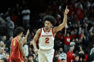 76人有意提供今年探花签+多个首轮签，向上交易马刺的榜眼签以选中迪伦·哈珀