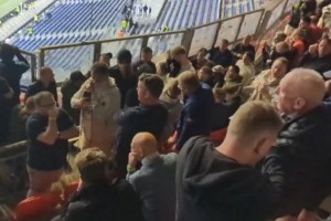 网页版登录入口-邮报：曼联球迷赛后被困场内，指控法国警方使用催泪瓦斯袭击球迷